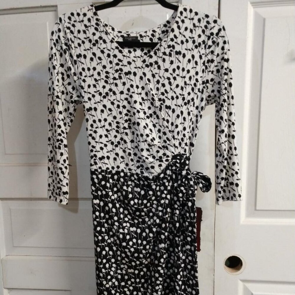 Talbots Black/White Floral Dress - Size Mp-Petite 3/4 sleeves, V Neck